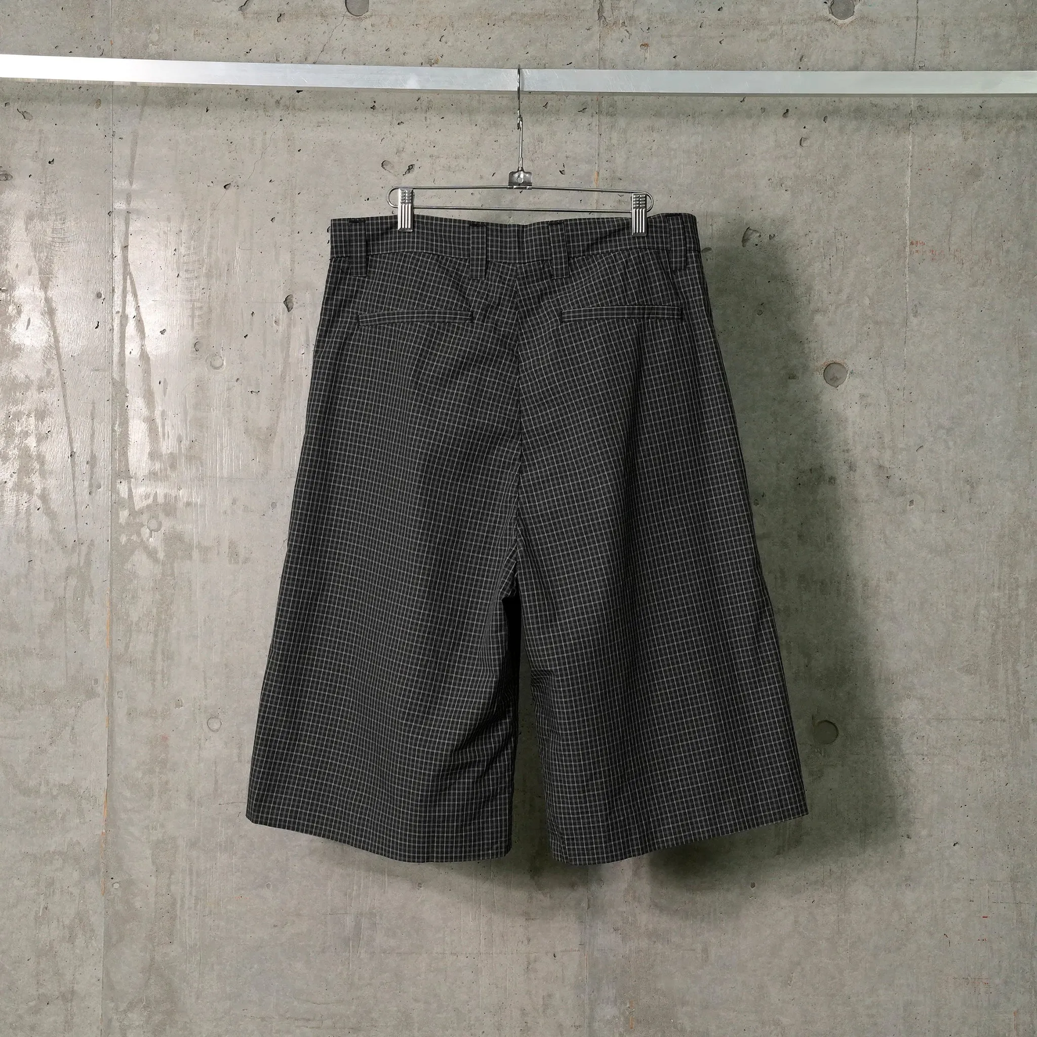 UNISEX TAILORED MINI PLAID SKATE SHORTS / BLACK