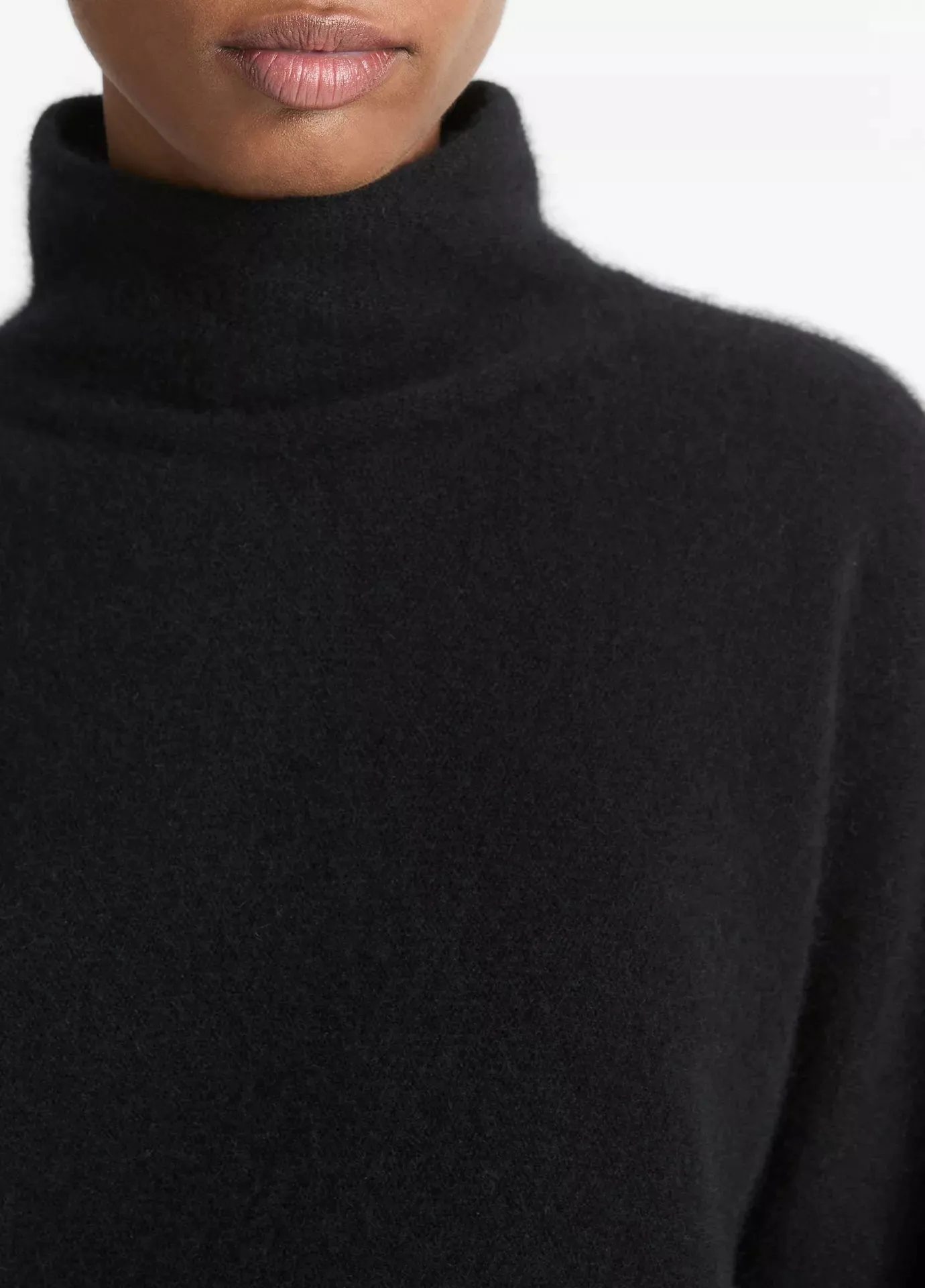 VINCE BOXY TURTLENECK BLACK